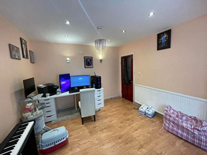 4 Bedroom Semi-Detached House To Rent In North Avenue, Harrow, Greater London, HA2