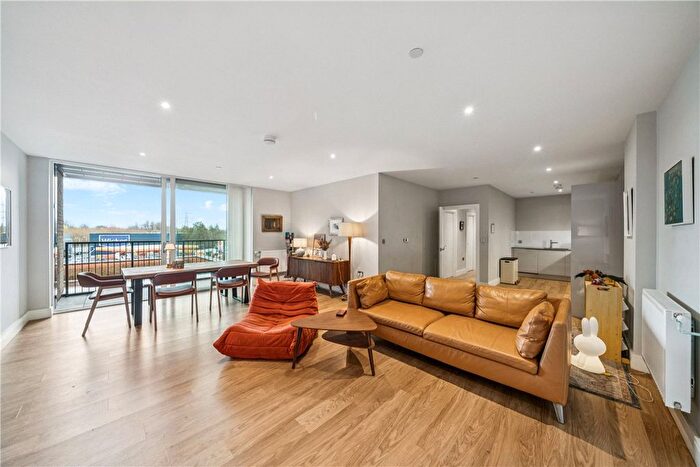 3 Bedroom Flat To Rent In Plough Lane, London, SW17