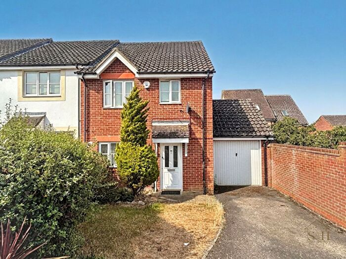 3 Bedroom End Terrace House For Sale In Guernsey Way, Kennington, TN24
