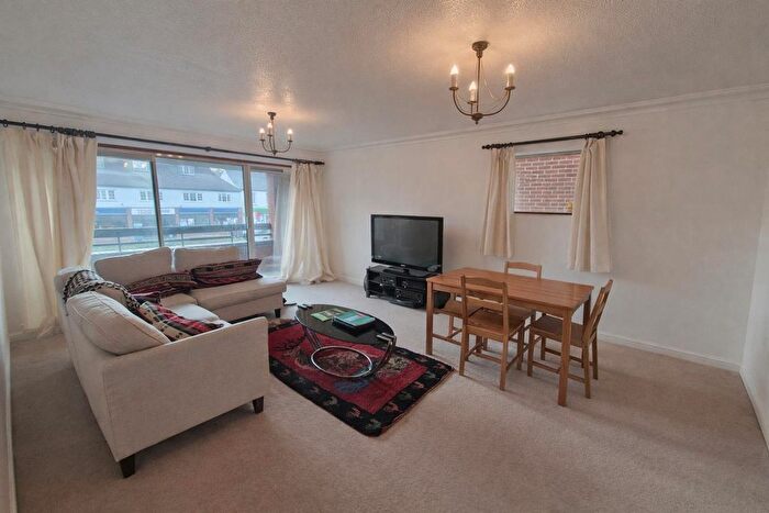 2 Bedroom Flat To Rent In Hillside Road, Harpenden, AL5