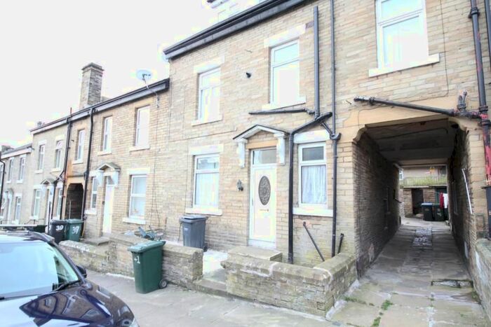 2 Bedroom End Of Terrace House To Rent In Garfield Avenue, Bradford, BD8
