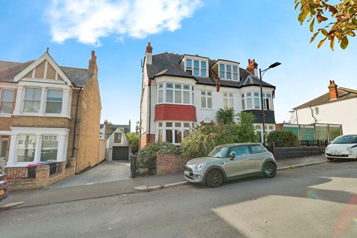 2 Bedroom Flat To Rent In Queens Road, Leigh-On-Sea, SS9