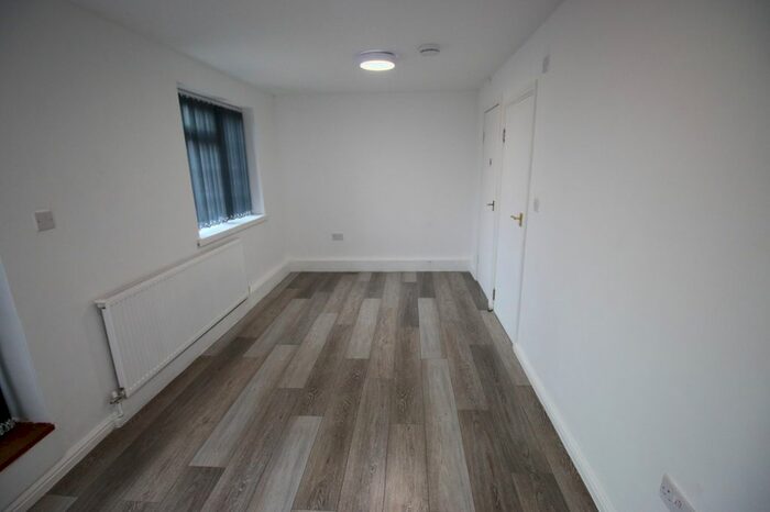 1 Bedroom Flat To Rent In The Drive, Slough, Berkshire SL3