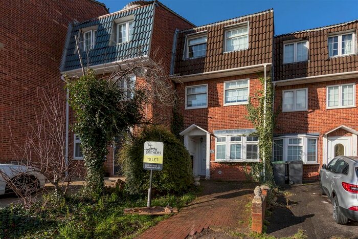 Studio To Rent In Regency Close, Chigwell, IG7