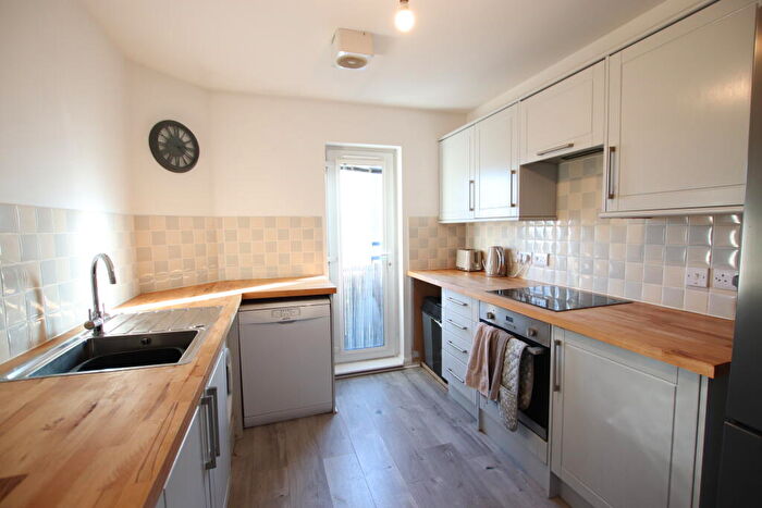 2 Bedroom Flat To Rent In West Court, Dundee, DD3