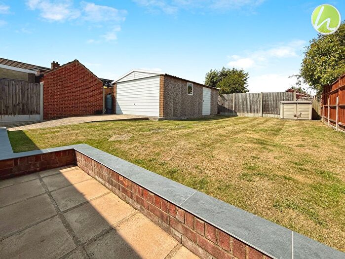 3 Bedroom Semi Detached Bungalow For Sale In Monks Haven, Stanford-Le-Hope, SS17