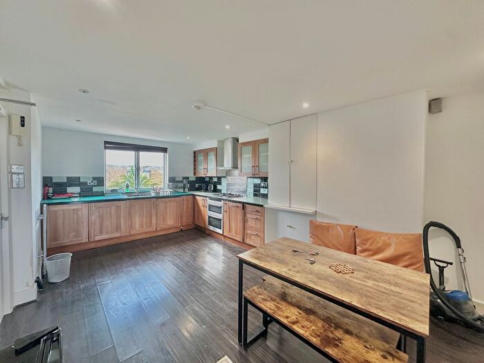 2 Bedroom Flat To Rent In Chesterton Square, London, W8