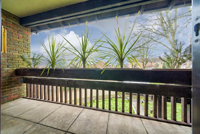 1 Bedroom Flat To Rent In Henry Close, PO19