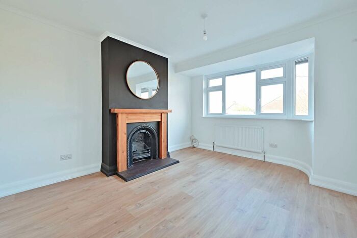 2 Bedroom Flat To Rent In Courtlands Drive, Watford, WD17