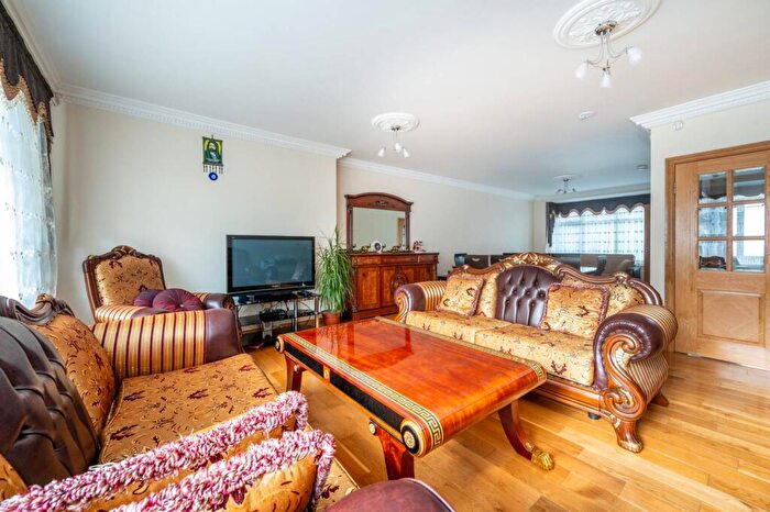 6 Bedroom Terraced House For Sale In Templeton Avenue, Chingford, London, E4