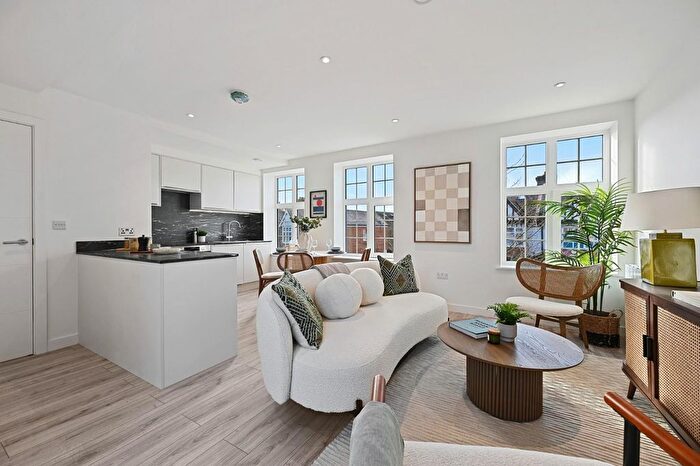 2 Bedroom Flat To Rent In Northfield Avenue, Ealing, W13