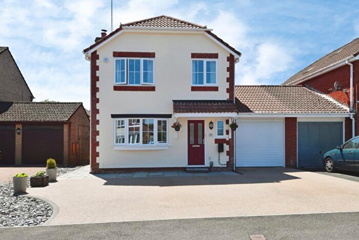4 Bedroom Link Detached House For Sale In Heron Walk, Durrington, Wiltshire, SP4