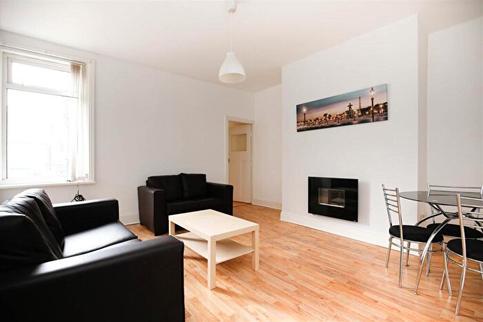 3 Bedroom Flat To Rent In £pppw - Wingrove Avenue, Fenham, NE4