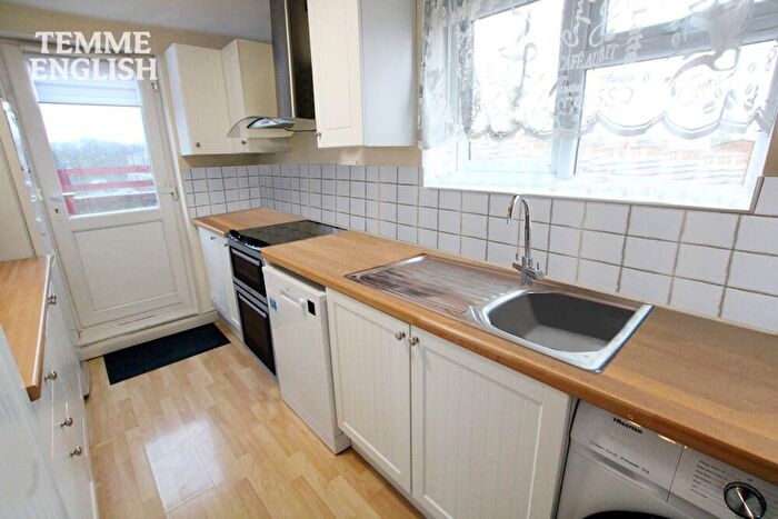 2 Bedroom Flat For Sale In Rokescroft, Basildon, SS13