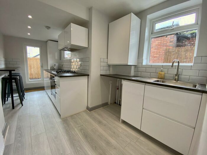 4 Bedroom Flat To Rent In Central Buildings, Kingsway, Burnage, M19