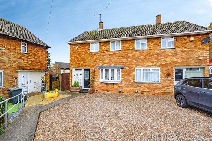 3 Bedroom Semi Detached House For Sale In Muswell Close, Luton, LU3