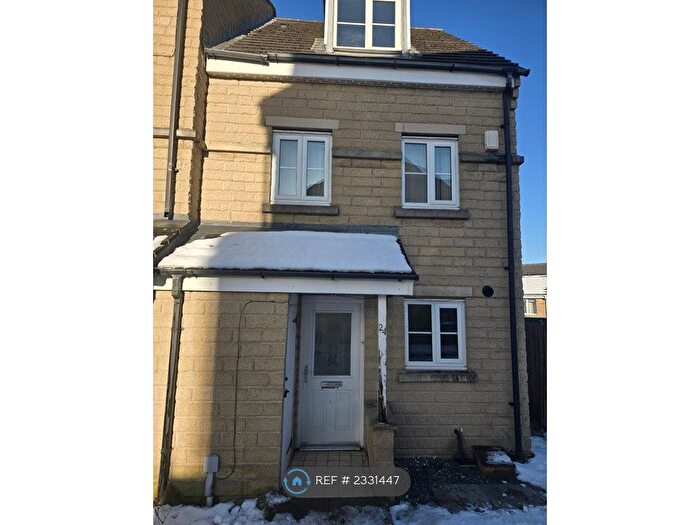 3 Bedroom Semi-Detached House To Rent In Brander Close, Idle, Bradford, BD10