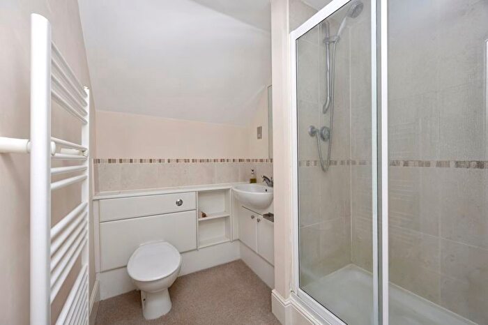 2 Bedroom Flat For Sale In Forest Road, Effingham Junction, Leatherhead, KT24