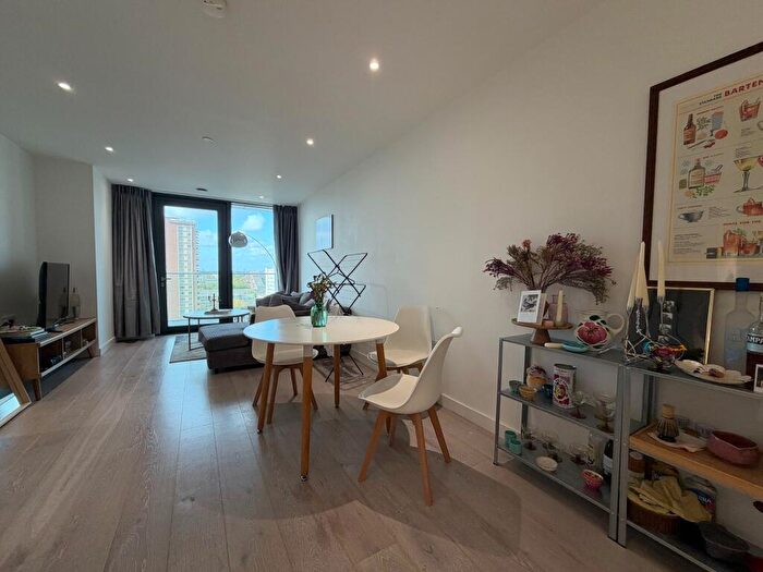 2 Bedroom Apartment For Sale In Carriage House, City North Place, Finsbury Park, London, N4