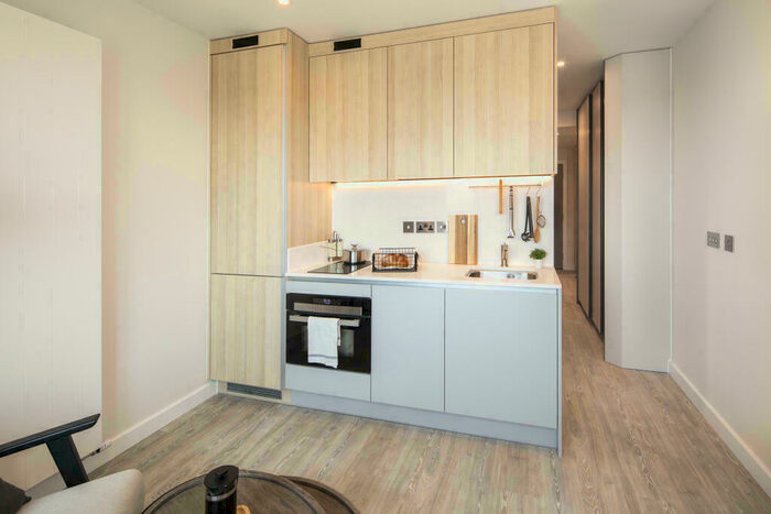 Studio To Rent In College Road, East Croydon, London, CR0