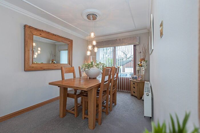 2 Bedroom Detached Bungalow For Sale In Curling Knowe, Crossgates, Cowdenbeath, KY4