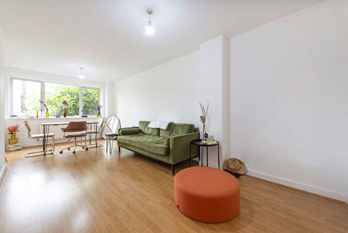 2 Bedroom Flat To Rent In Shacklewell Lane, Hackney, E8