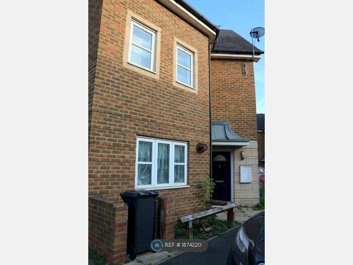 3 Bedroom Semi-Detached House To Rent In Charlecote Road, Dagenham, RM8