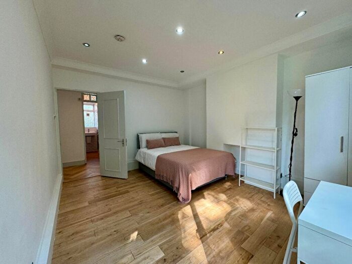 2 Bedroom Flat To Rent In Bessemer Court, Rochester Square, NW1