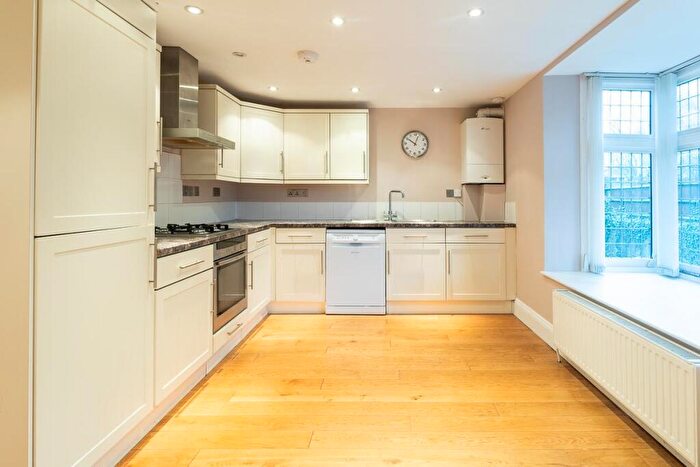 2 Bedroom Flat To Rent In Chimneys Lodge, Forty Hill, Enfield, EN2