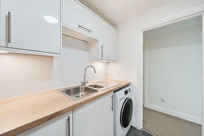 2 Bedroom Apartment To Rent In Station Road, Henley, RG9