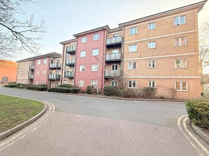 2 Bedroom Flat For Sale In The Parklands, Dunstable, LU5