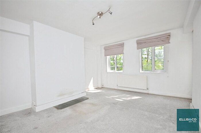 3 Bedroom Apartment For Sale In Waverley Grove, Finchley, N3
