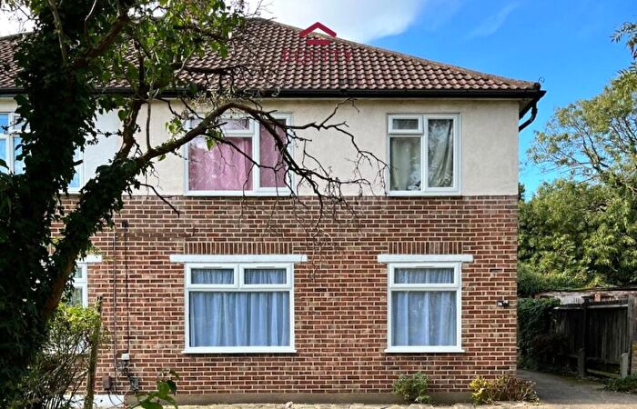 2 Bedroom Maisonette For Sale In Lyndhurst Gardens, Enfield, EN1