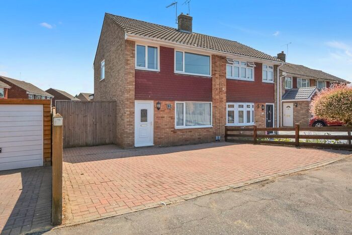 3 Bedroom Semi-Detached House To Rent In Marlborough Way, Kennington, TN24