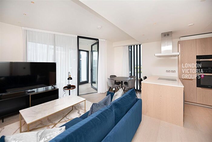 2 Bedroom Flat To Rent In River Park Tower, Nine Elms Lane, London, SW8
