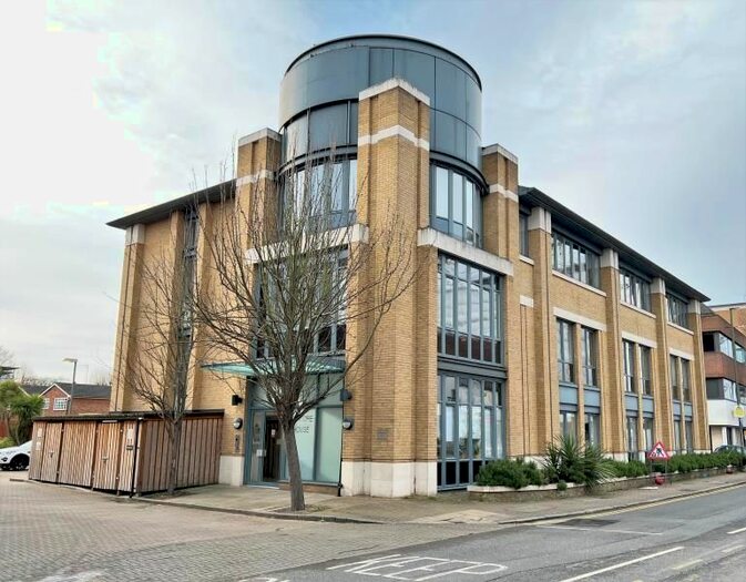 1 Bedroom Flat To Rent In London Road, Staines, TW18