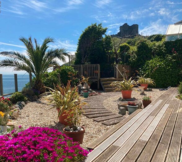 3 Bedroom Apartment For Sale In Lon Felin, Criccieth, Gwynedd, LL52