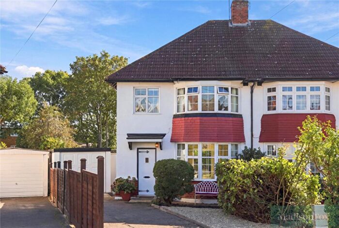 3 Bedroom Semi-Detached House For Sale In Frankland Close, Woodford Green, IG8