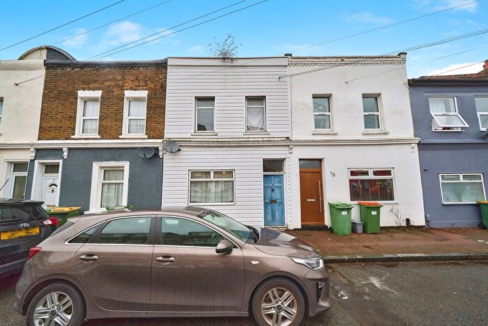 3 Bedroom Detached House For Sale In Buckingham Road, London, E15