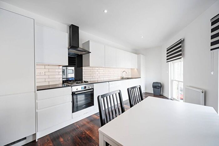3 Bedroom Flat To Rent In Treadwell Walk, Bow, London, E3
