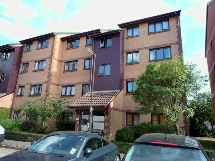 2 Bedroom Flat To Rent In Cross Road, Wimbledon, London, SW19