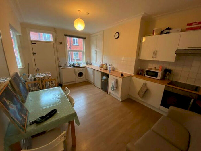 4 Bedroom House To Rent In Estcourt Avenue, Leeds, LS6