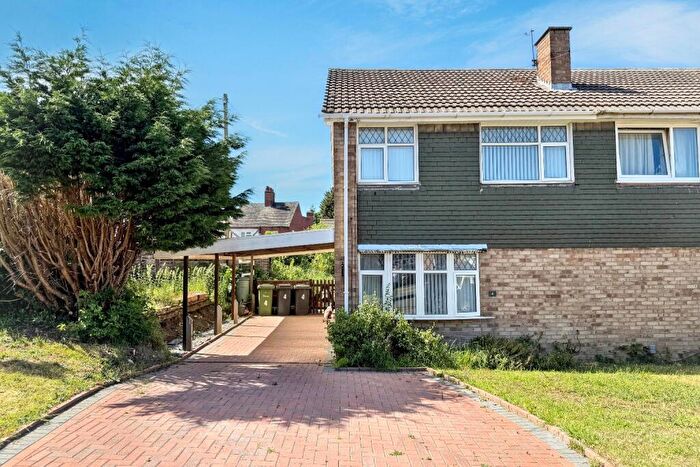 3 Bedroom Semi-Detached House For Sale In Brackendale Drive, Stockingford, Nuneaton, CV10