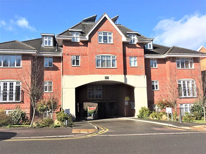 2 Bedroom Flat To Rent In Croydon Road, Caterham, CR3