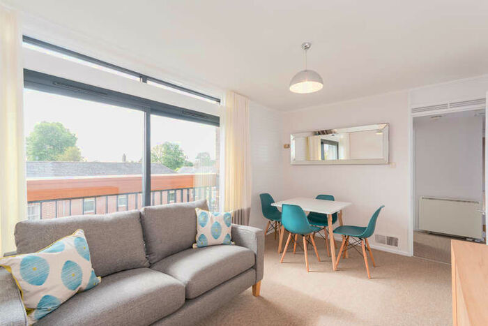 1 Bedroom Flat To Rent In Martin Court, Middle Way, Oxford, OX2