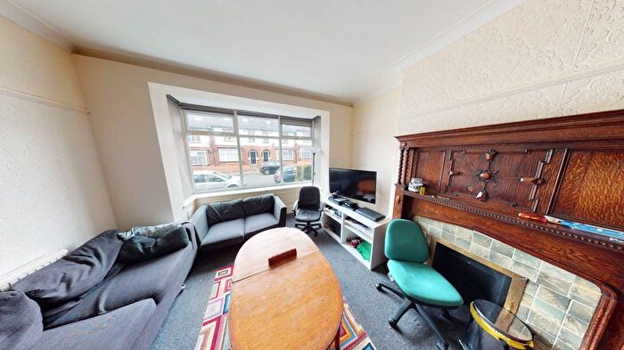 5 Bedroom Semi Detached House To Rent In Estcourt Avenue, Leeds, LS6