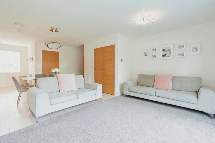 3 Bedroom End Of Terrace House For Sale In Quarry Park, Idle, Bradford, BD10