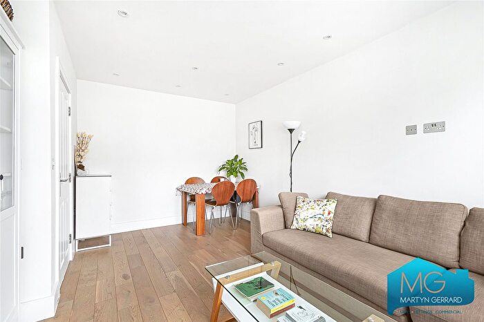 2 Bedroom Flat For Sale In Cornwall Avenue, London, N3