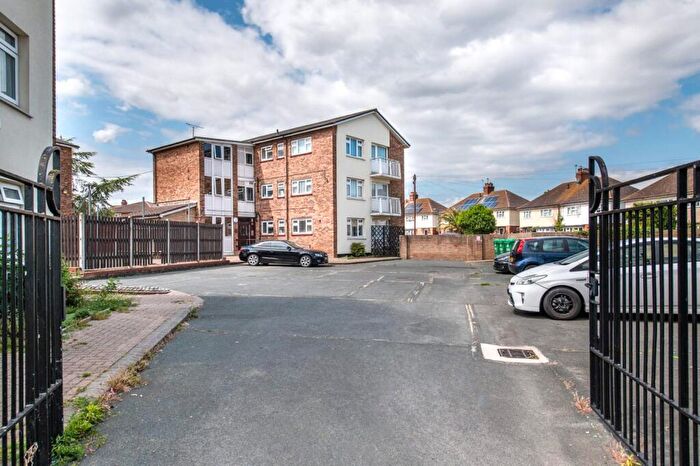 2 Bedroom Flat For Sale In Snelling Avenue, Northfleet, Gravesend, Kent, DA11