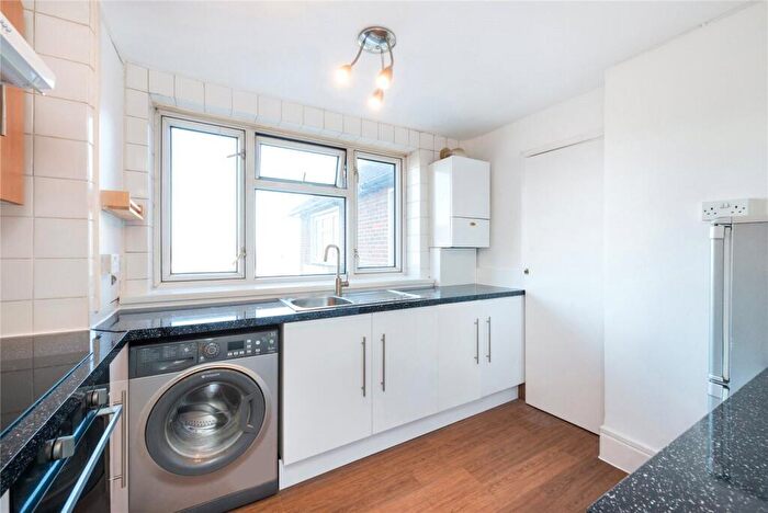 3 Bedroom Flat To Rent In The Willoughbys, Mortlake, SW14